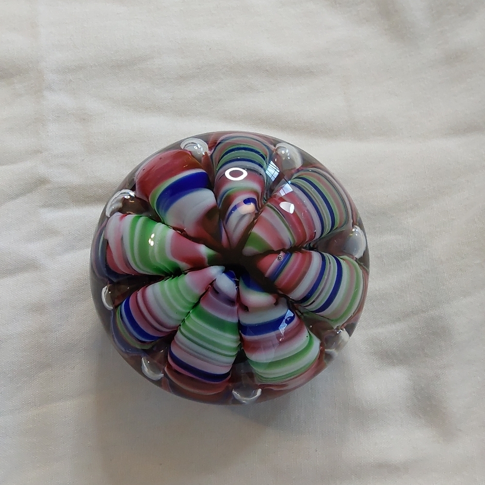 Joe St Clair Multi Color Ribbon Like Claws w/Bubbles Art Glass Paperweight, 3" W